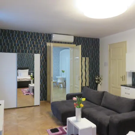 The Triple For Large Group ברטיסלאבה